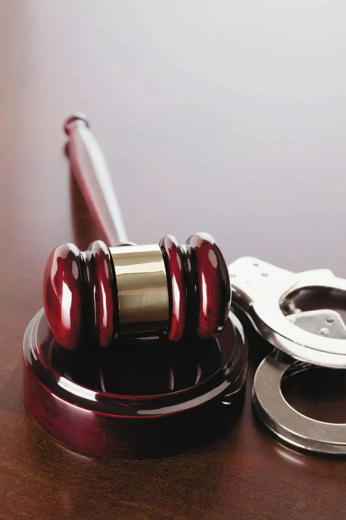 Dret Penal Foto martillo y esposas